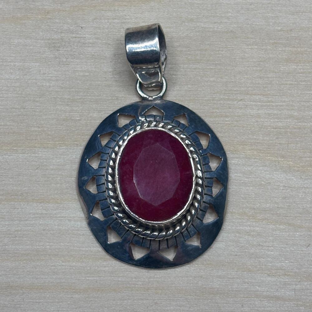 Vintage 925 Sterling Silver Oval Indian Ruby Pendant Geometric Cutout Border - Picture 6 of 7